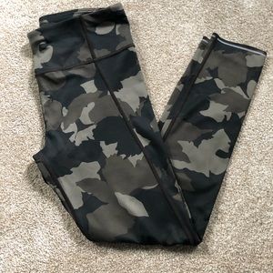 Athleta Elation Camo 7/8 Leggings, Size Small